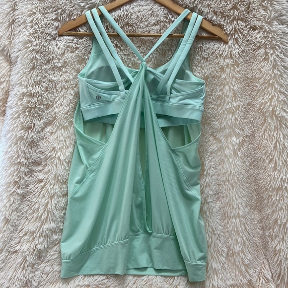 Lululemon athletica top size 10 w/ build in bra & removable cup inserts - Picture 17 of 17